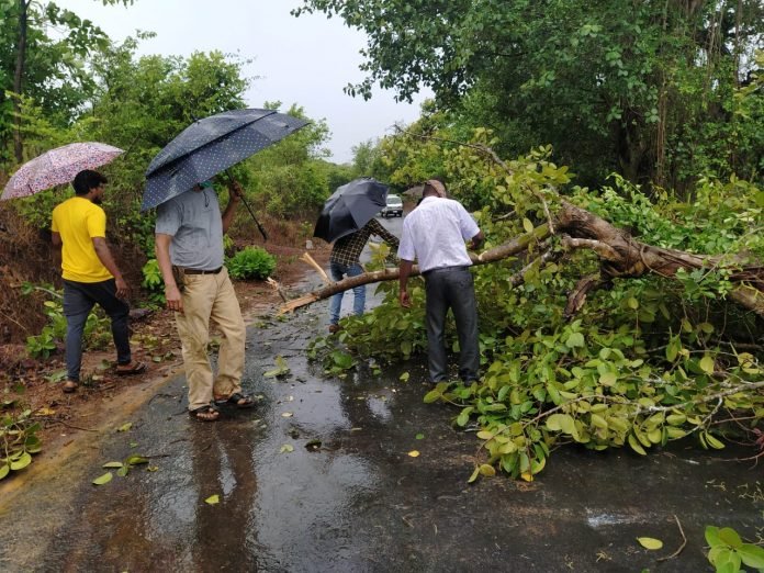 राजापूरच्या सीमेवर तोक्ते वादळाची मुसळधार एन्ट्री; मोठे नुकसान