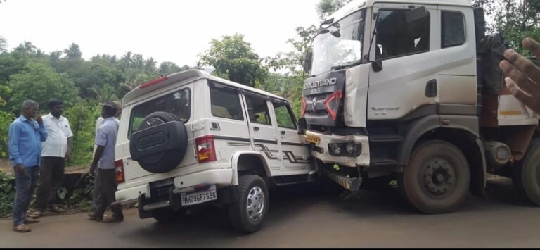 दाभोळे बाजारपेठेत ट्रक-बोलेरोची धडक