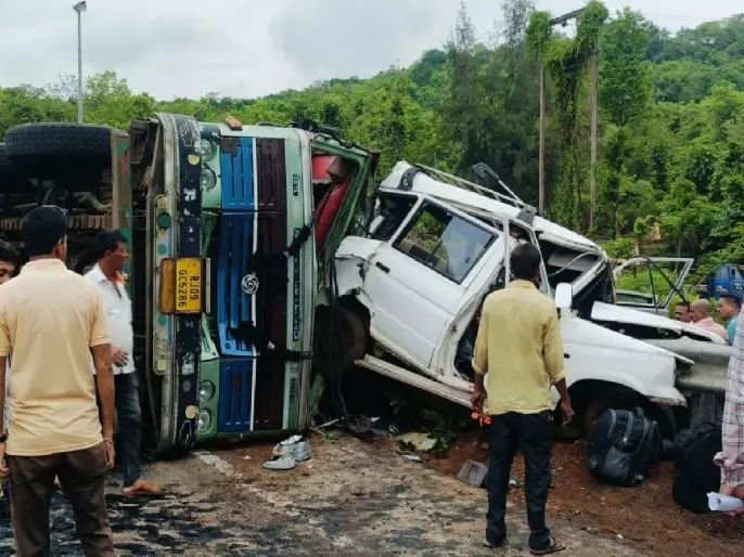 राजापूर येथे कंटेनर उलटून भीषण अपघात; एक ठार, सहाजण गंभीर