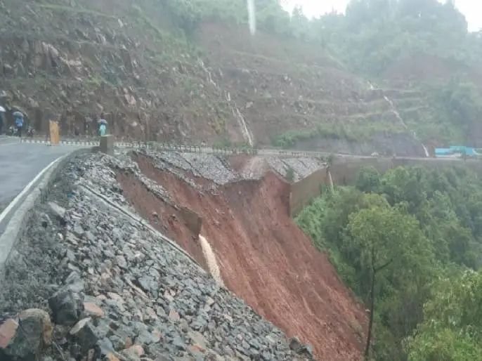 परशुराम घाटात संरक्षक भिंत कोसळली