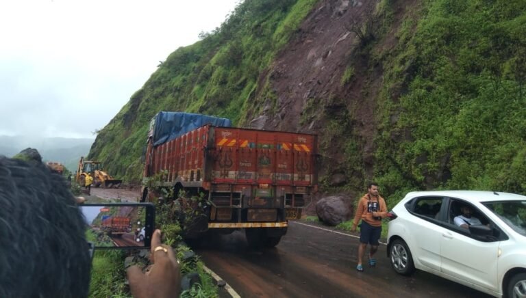 तब्बल 60 तासानंतर अणुस्कुरा घाट वाहतुकीसाठी खुला