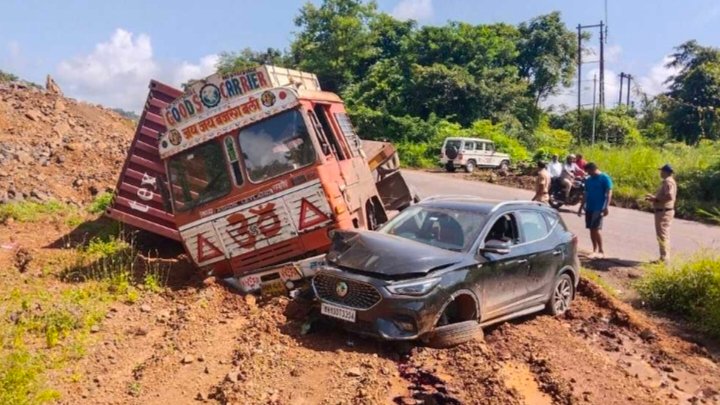 भरधाव ट्रेलरची कारला धडक; दोन बालके जखमी